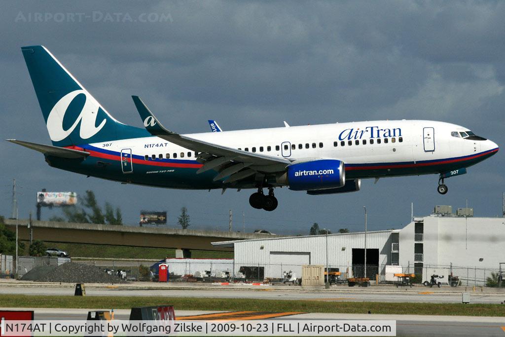 N174AT, 2004 Boeing 737-76N C/N 32667, visitor