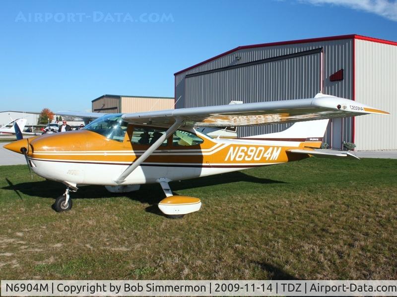 N6904M, 1975 Cessna 182P Skylane C/N 18263887, Arriving at the EAA breakfast fly-in - Toledo, Ohio.