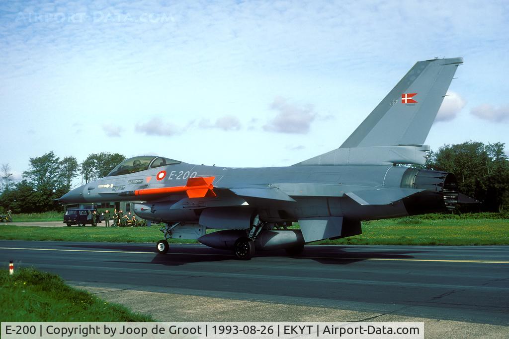 E-200, SABCA F-16AM Fighting Falcon C/N 6F-27, During the Tactical Fighter Weaponry the press tour was allowed to move freely in the shelterarea during the air operations. The safety officer did not seem te be all that enthusiastic, but the press officer was in charge than...