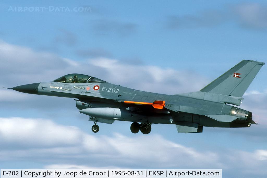 E-202, SABCA F-16A Fighting Falcon C/N 6F-29, Full AB take off during the 1995 Tactical Fighter Weaponry.