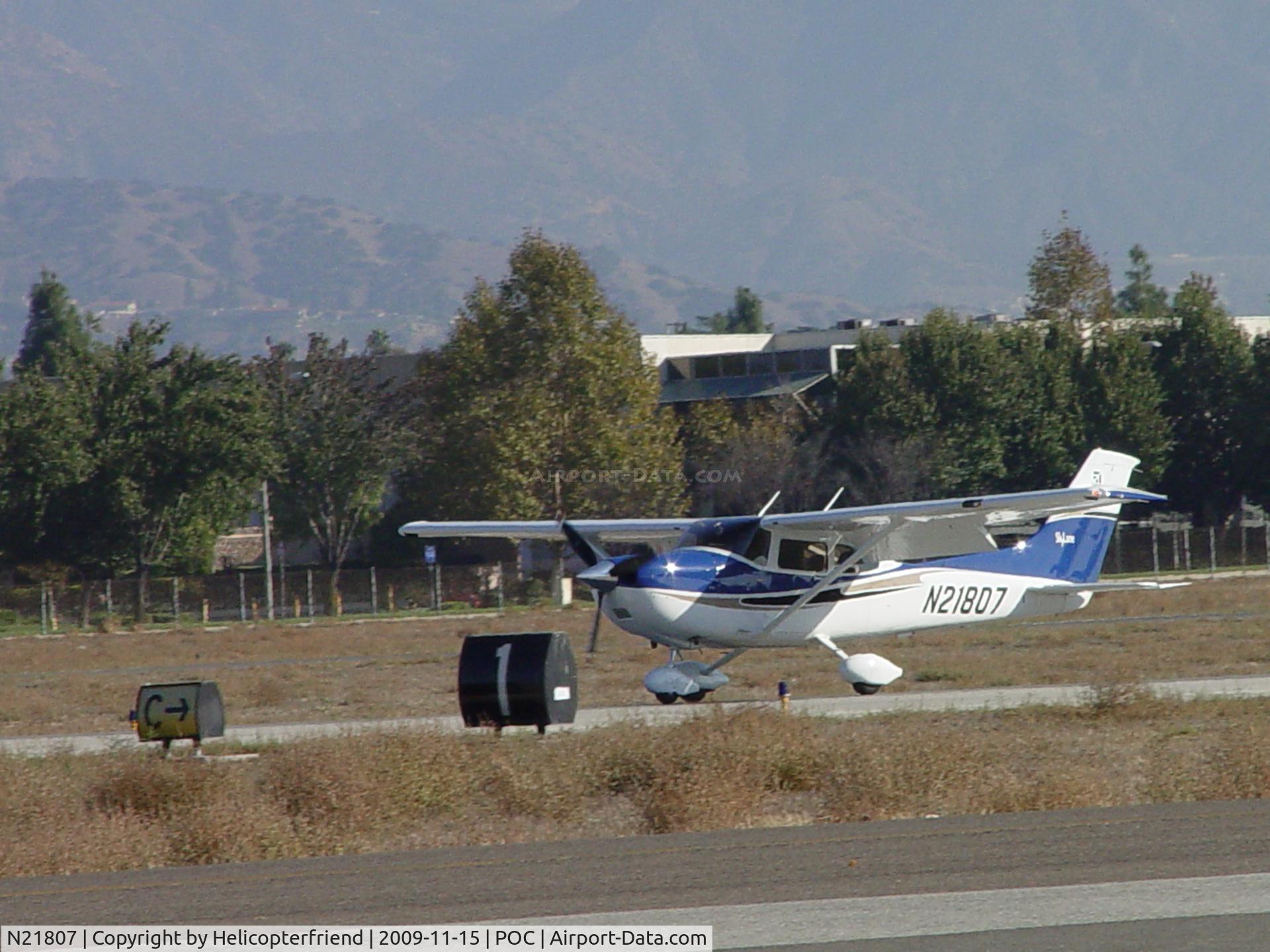 N21807, 2004 Cessna 182T Skylane C/N 182-81336, Touching down 26L