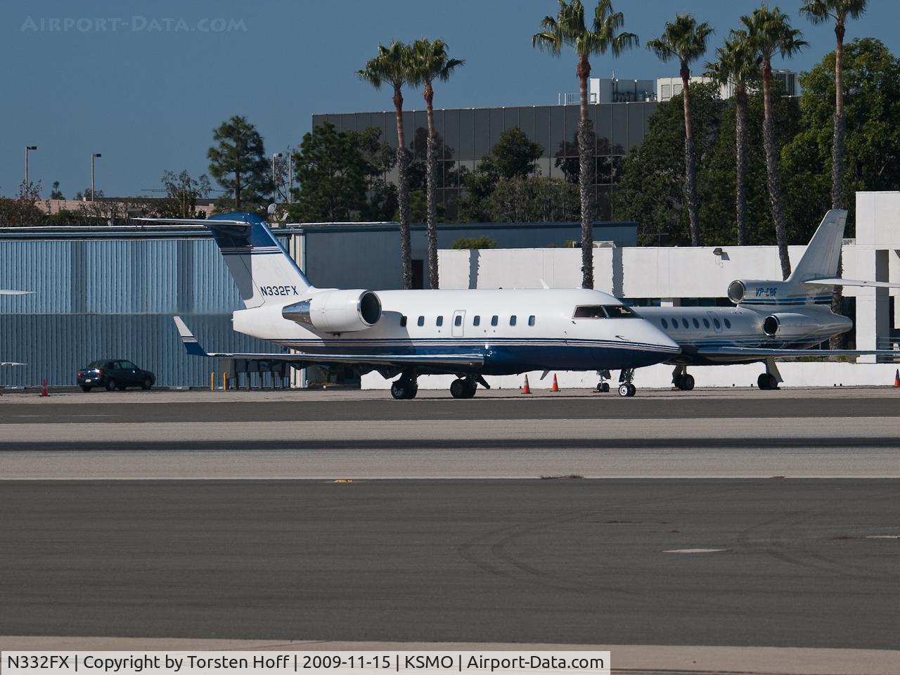 N332FX, 2002 Bombardier Challenger 604 (CL-600-2B16) C/N 5543, N332FX taxiing