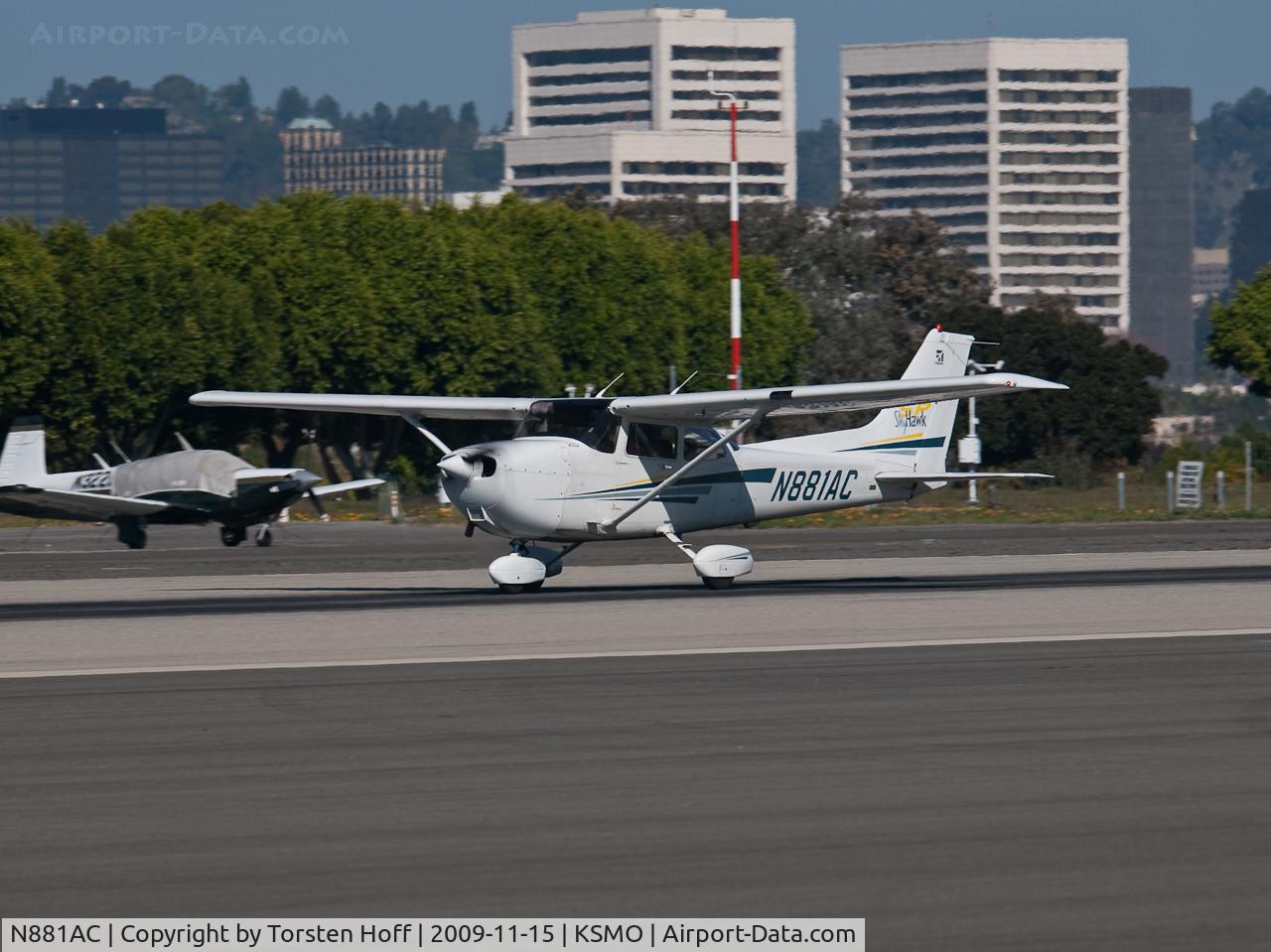 N881AC, 2001 Cessna 172S C/N 172S8818, N881AC departing from RWY 21