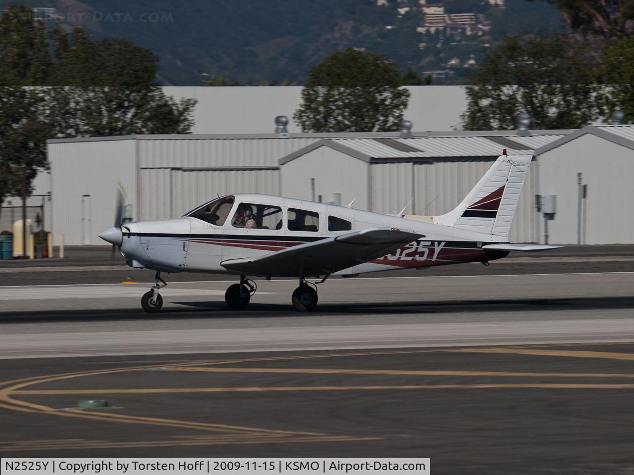 N2525Y, 1985 Piper PA-28-161 C/N 28-8516075, N2525Y departing from RWY 21