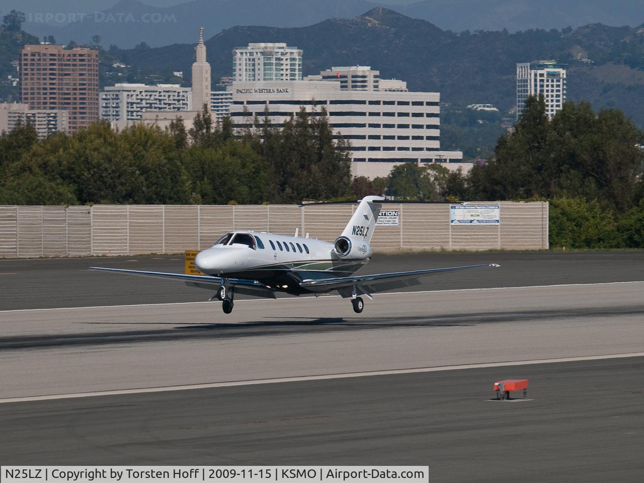 N25LZ, 2003 Cessna 525A CitationJet CJ2 C/N 525A0177, N25LZ arriving on RWY 21