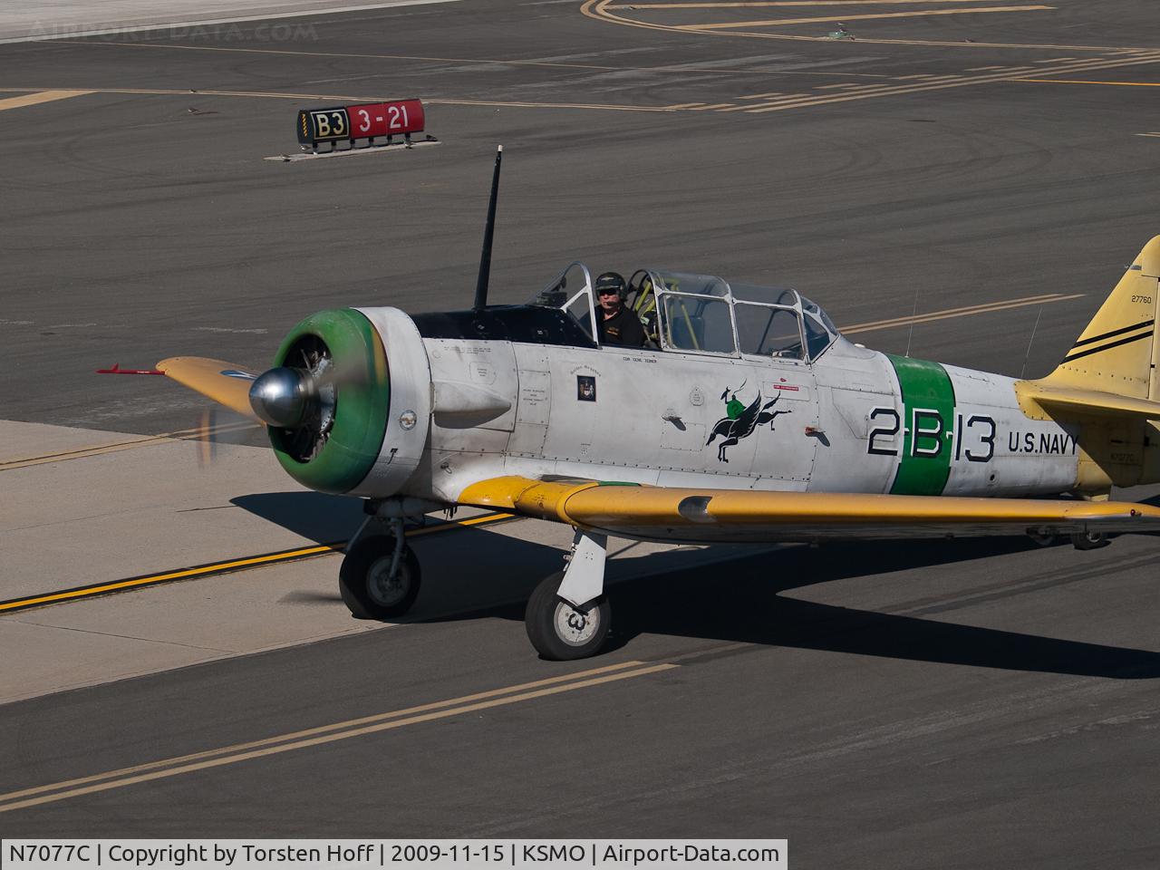 N7077C, 1939 North American SNJ-4 Texan C/N 88-13376, N7077C taxiing