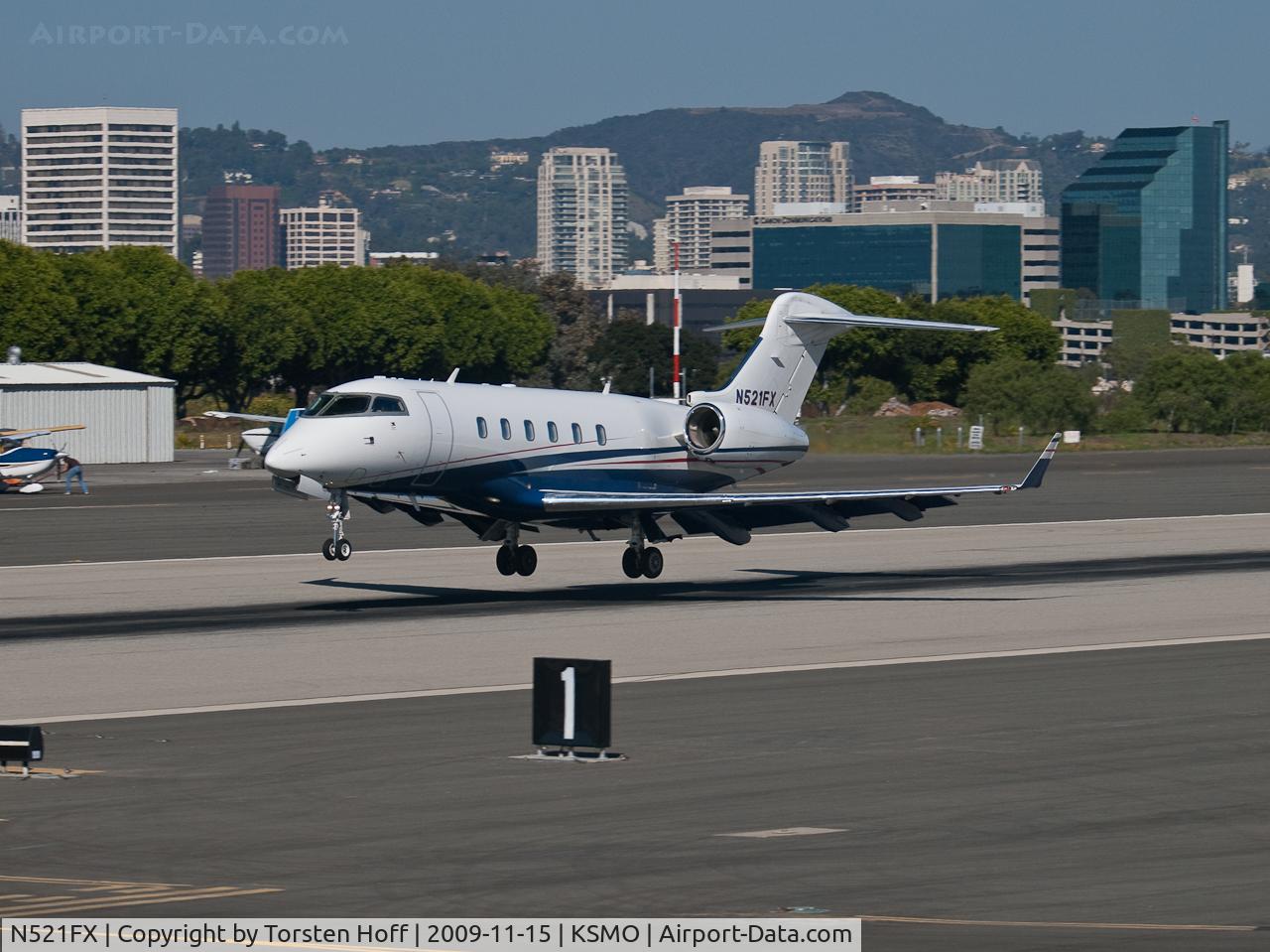 N521FX, 2005 Bombardier Challenger 300 (BD-100-1A10) C/N 20057, N521FX arriving on RWY 21