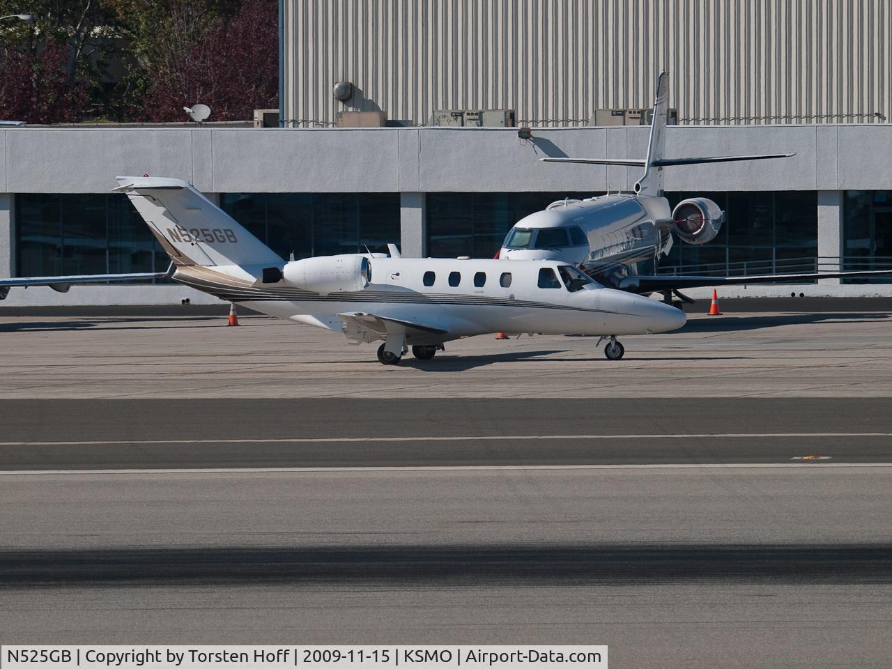 N525GB, 1997 Cessna 525 CitationJet C/N 525-0232, N525GB taxiing