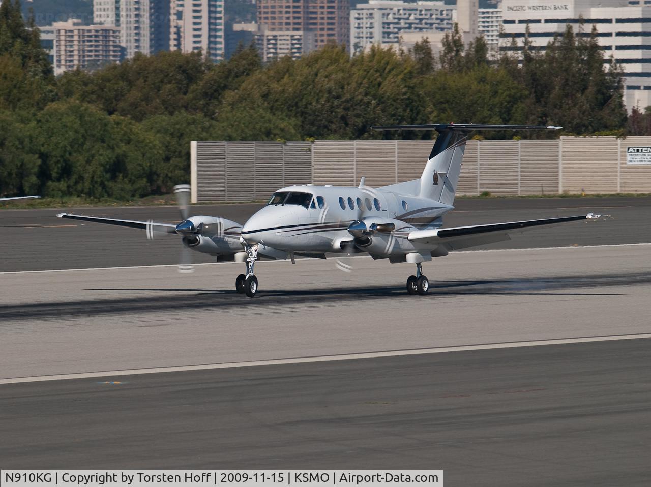 N910KG, 1983 Beech 200 Super King Air C/N BB-1051, N910KG arriving on RWY 21
