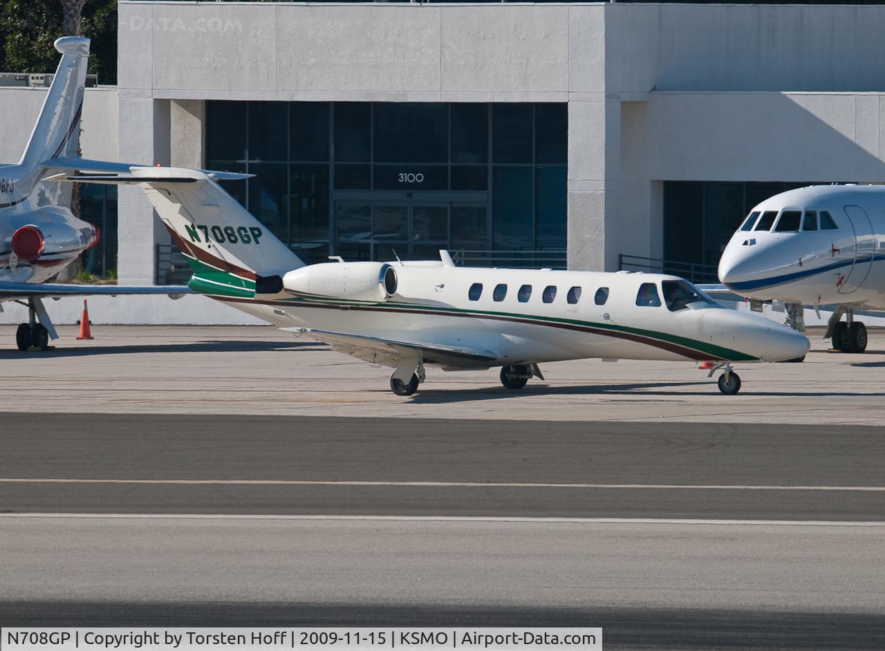 N708GP, 2003 Cessna CitationJet CJ2 C/N 525A0154, N708GP taxiing