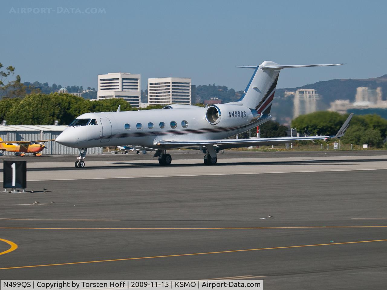 N499QS, 1996 Gulfstream Aerospace G-IV C/N 1299, N499QS departing from RWY 21