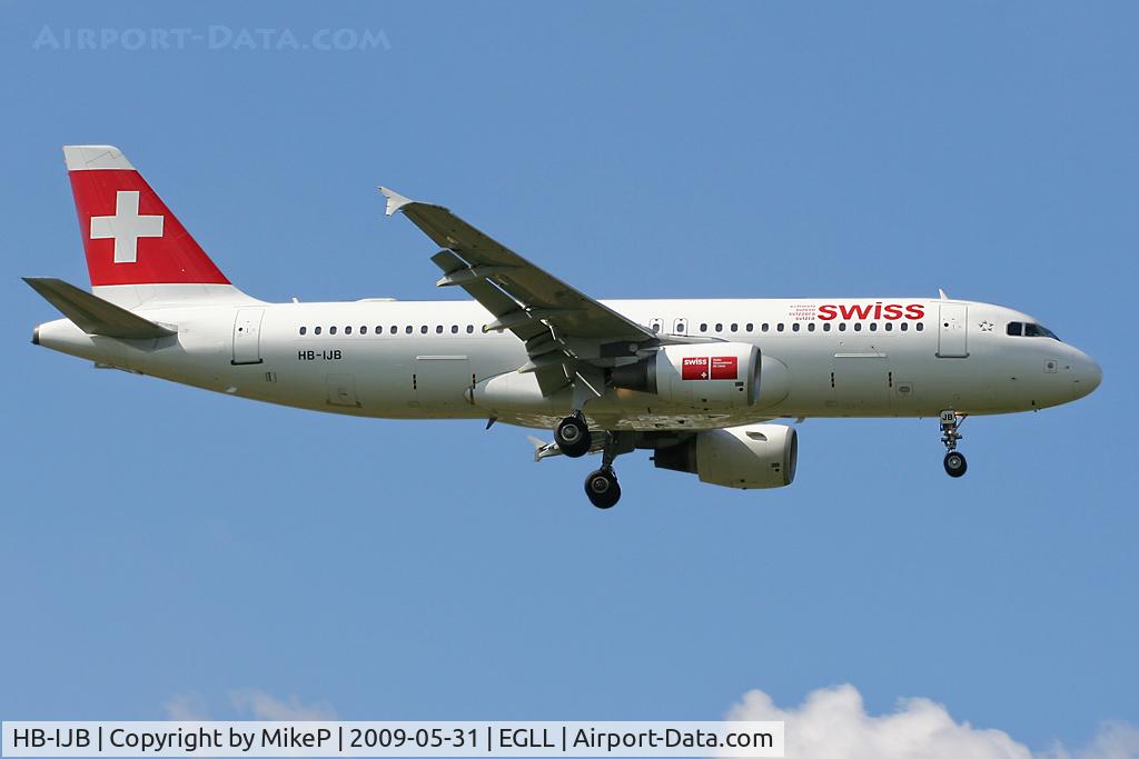 HB-IJB, 1995 Airbus A320-214 C/N 0545, Short final to 09L at Heathrow.