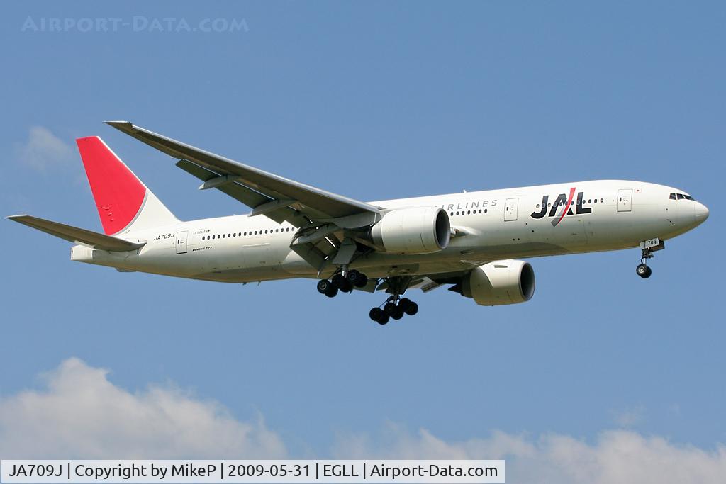 JA709J, 2004 Boeing 777-246/ER C/N 32896, Short final to 09L at Heathrow.