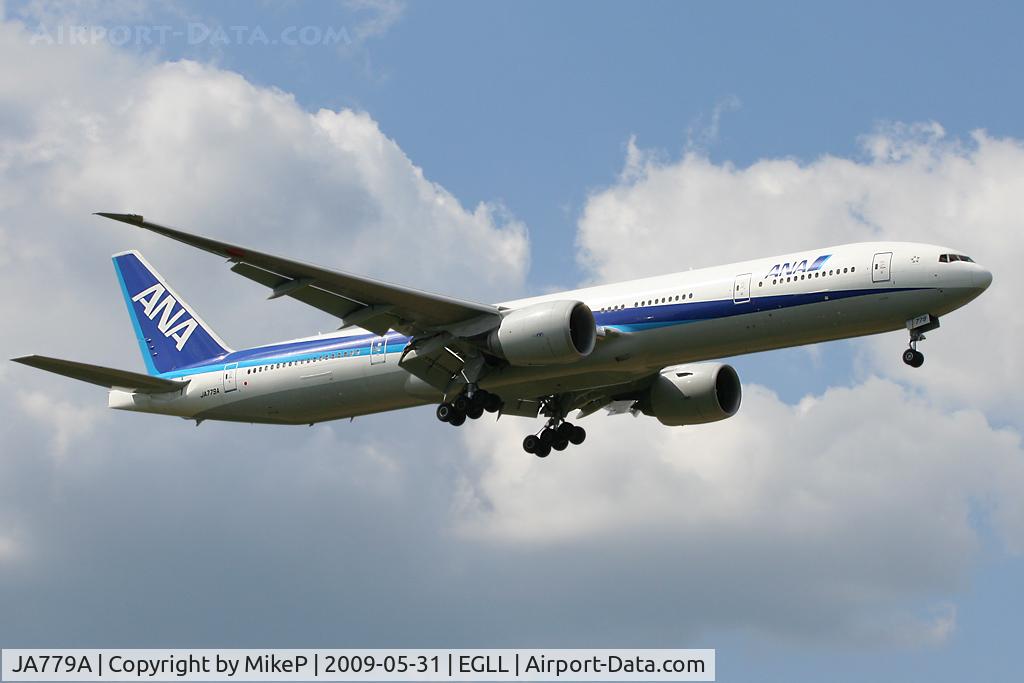 JA779A, 2007 Boeing 777-381/ER C/N 34894, Short final to 09L at Heathrow.