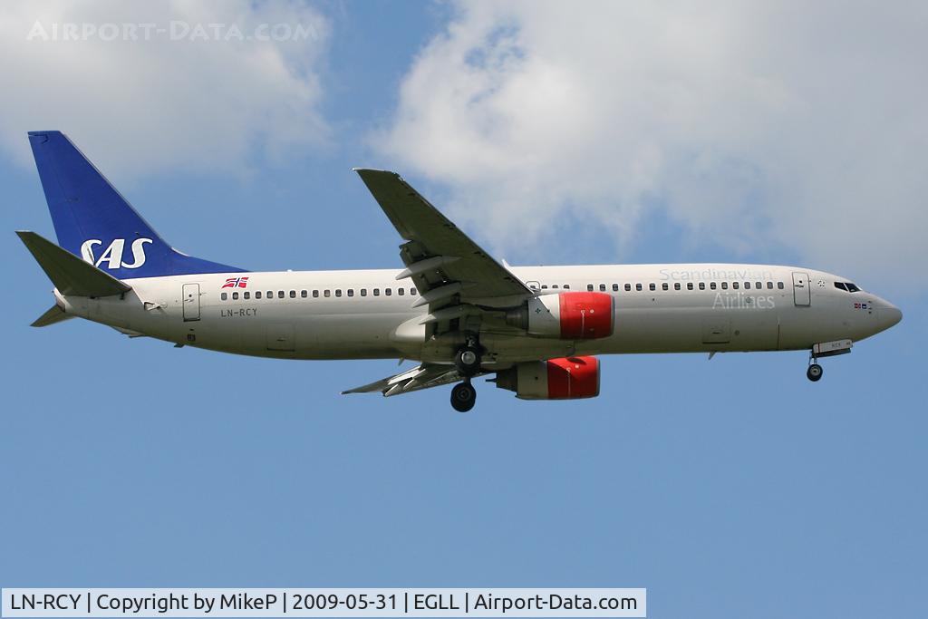 LN-RCY, 2001 Boeing 737-883 C/N 28324, Short final to 09L at Heathrow.