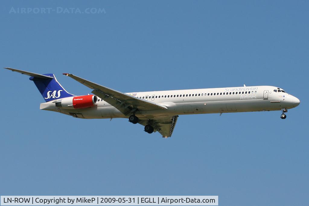 LN-ROW, 1986 McDonnell Douglas MD-82 (DC-9-82) C/N 49438, Short final to 09L at Heathrow.