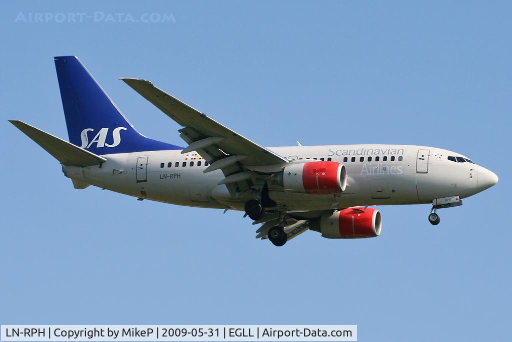 LN-RPH, 1999 Boeing 737-683 C/N 28605, Short final to 09L at Heathrow.