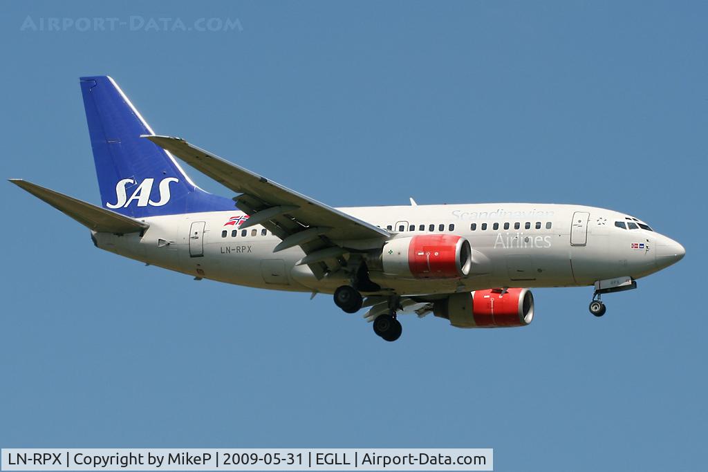 LN-RPX, 1998 Boeing 737-683 C/N 28291, Short final to 09L at Heathrow.