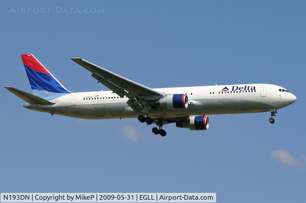 N193DN, 1997 Boeing 767-332 C/N 28450, Short final to 09L at Heathrow.