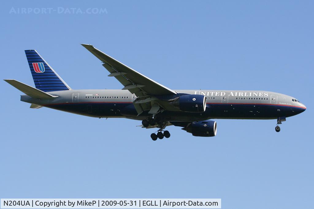N204UA, 1999 Boeing 777-222/ER C/N 28713, Short final to 09L at Heathrow.