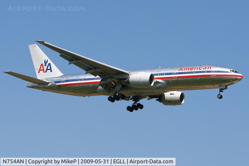 N754AN, 2001 Boeing 777-223 C/N 30262, Short final to 09L at Heathrow.