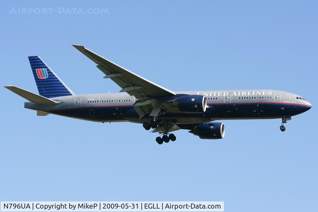 N796UA, 1998 Boeing 777-222 C/N 26931, Short final to 09L at Heathrow.