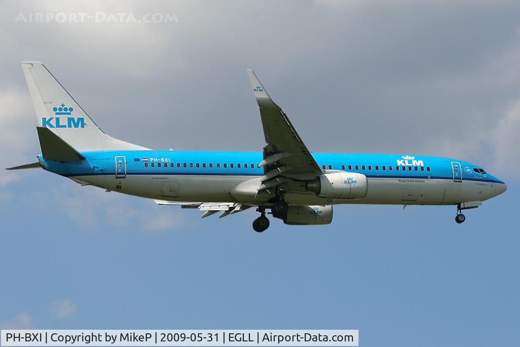 PH-BXI, 2000 Boeing 737-8K2 C/N 30358, Short final to 09L at Heathrow.