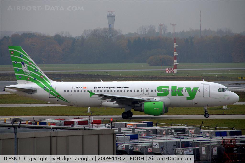 TC-SKJ, 1990 Airbus A320-211 C/N 138, Taxiing for a lauch to Antalya