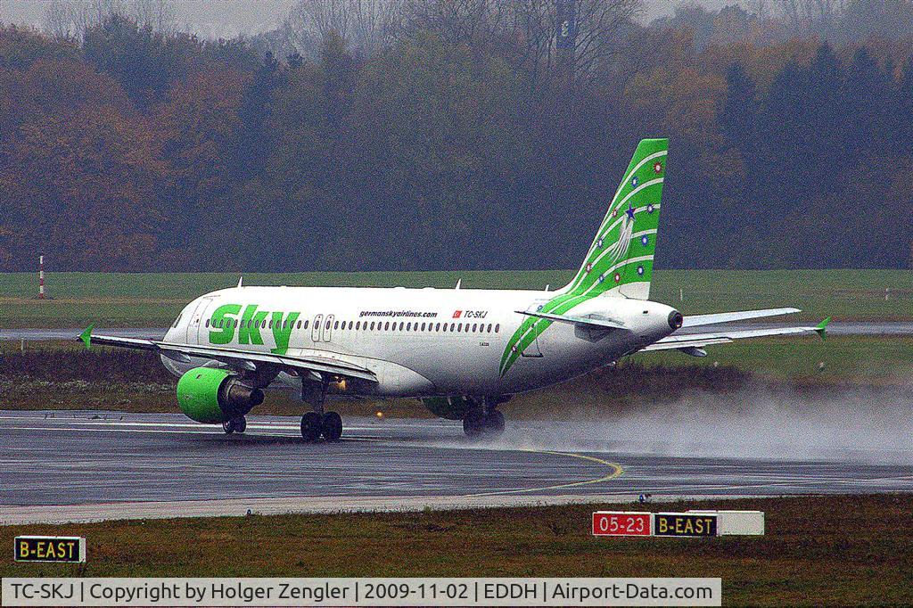 TC-SKJ, 1990 Airbus A320-211 C/N 138, Leaving wet HAM hoping for some sun over AYT