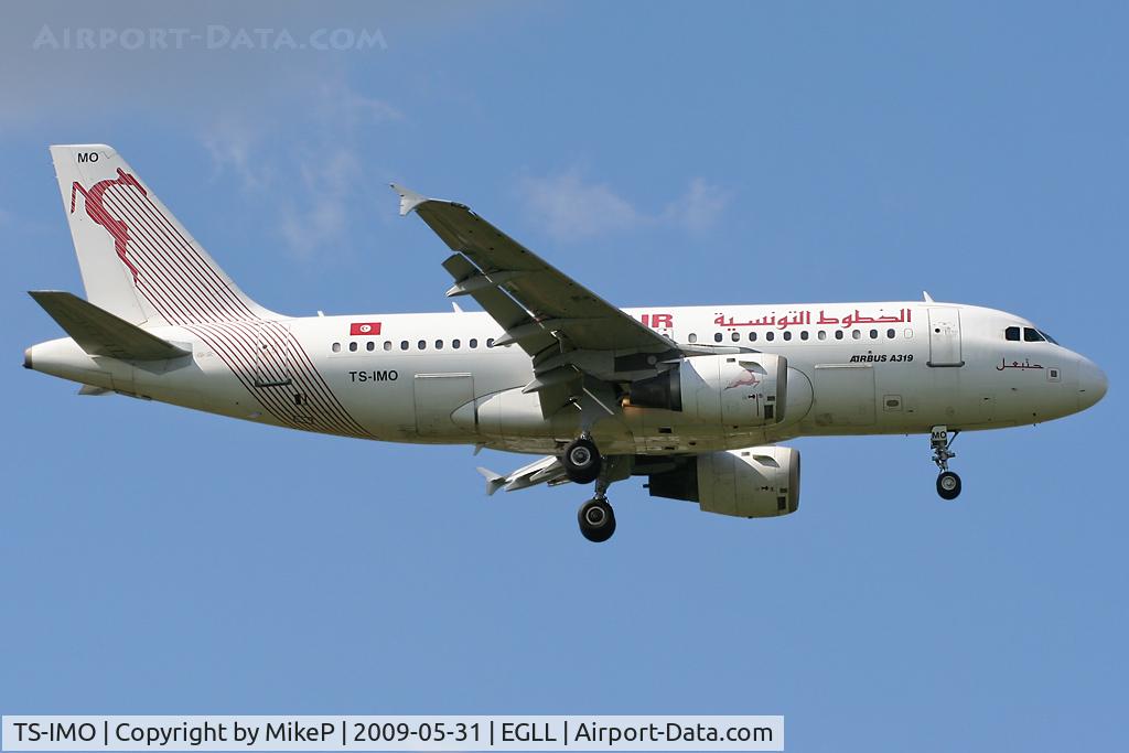 TS-IMO, 2001 Airbus A319-114 C/N 1479, Short final for Runway 09L at Heathrow.