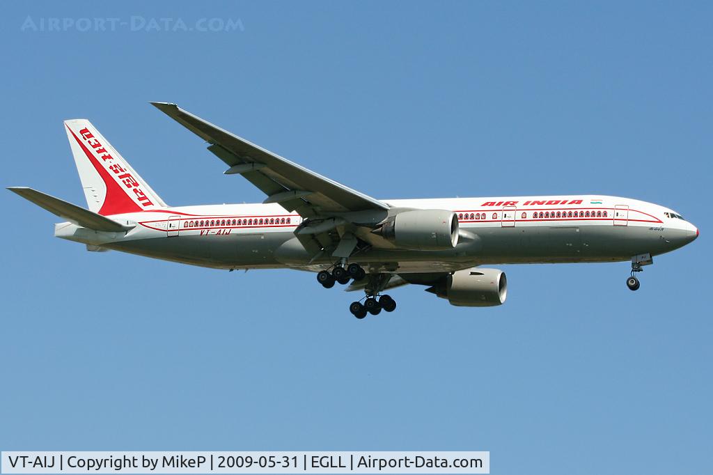 VT-AIJ, 1997 Boeing 777-222/ER C/N 26943, Short final for Runway 09L at Heathrow.