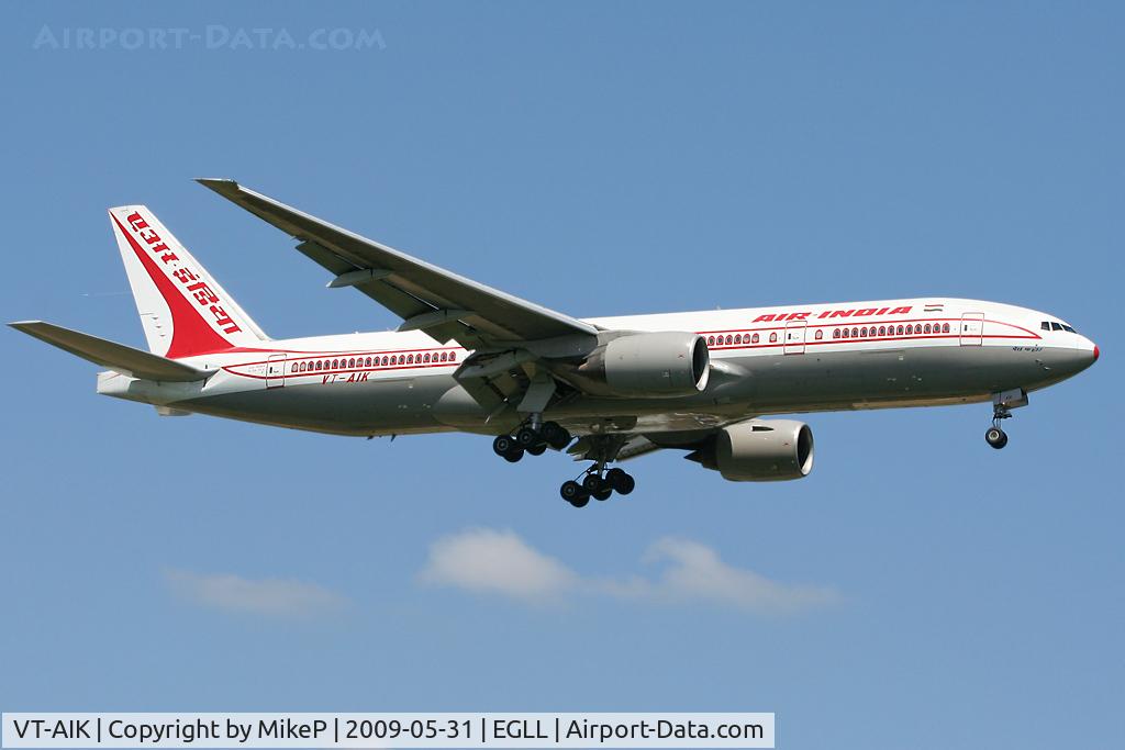 VT-AIK, 1999 Boeing 777-222 C/N 28714, Short final for Runway 09L at Heathrow.
