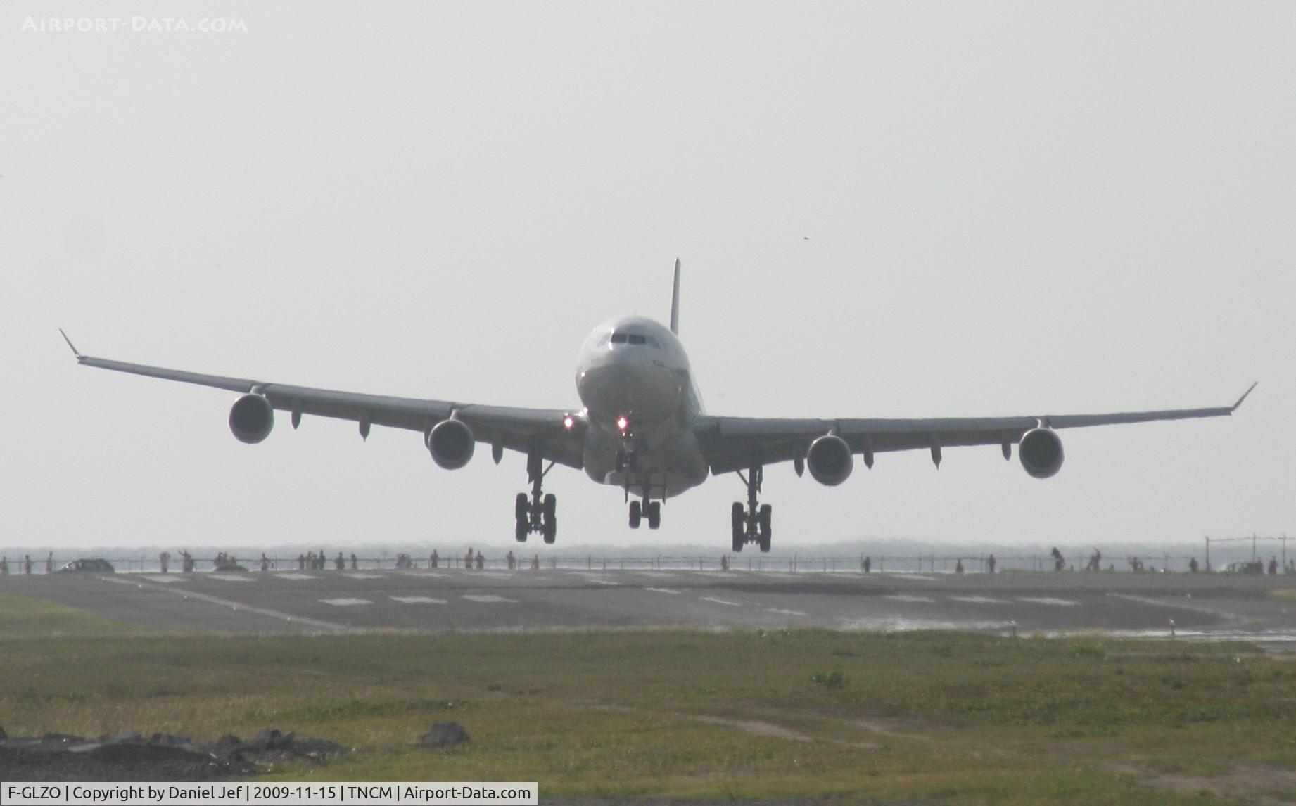 F-GLZO, 1998 Airbus A340-313X C/N 246, Airfrance fighting the nasty cross wind over the tresh hold