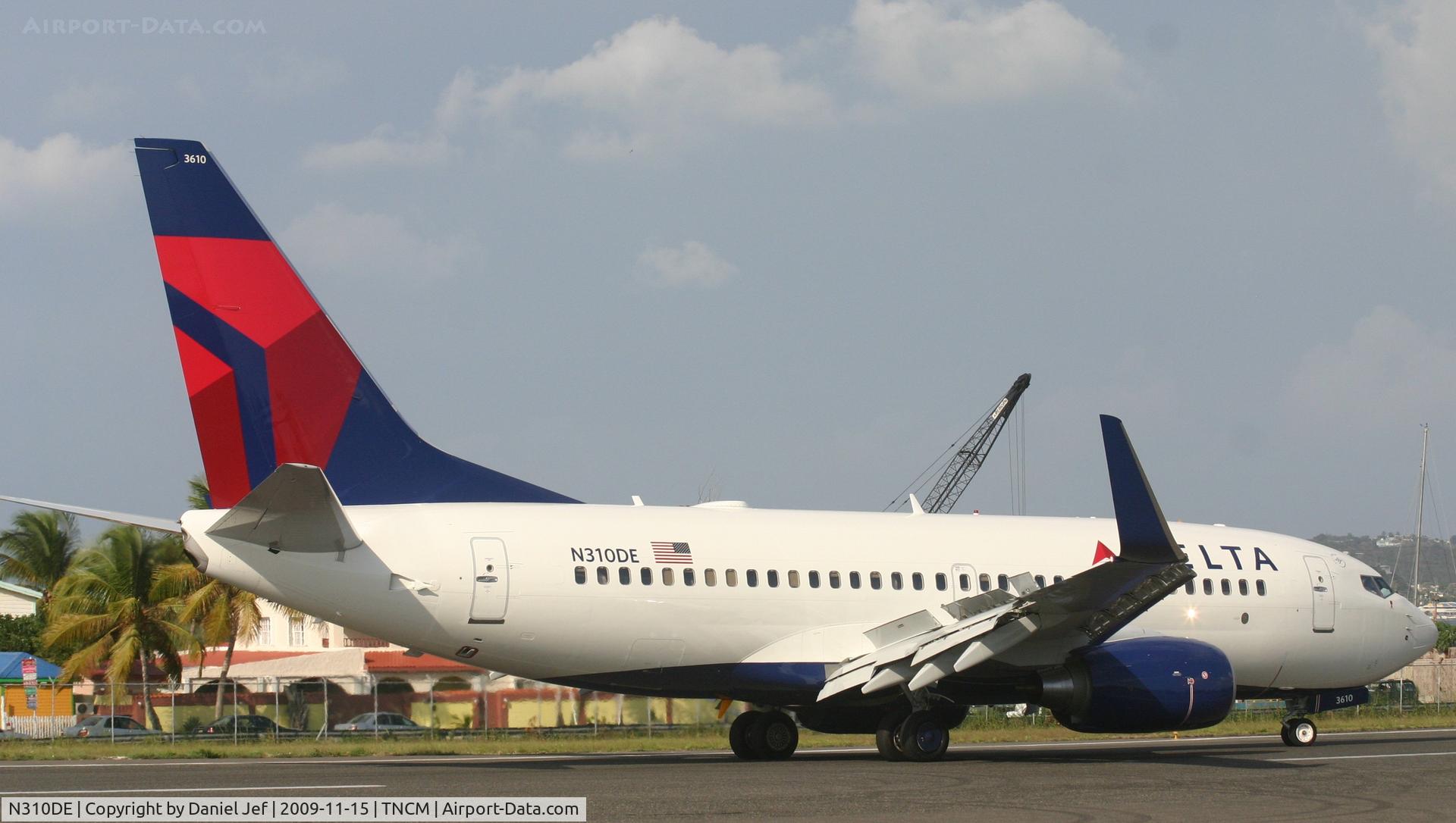 N310DE, Boeing 737-732 C/N 29665, delta airlines with half of there stopping power showing