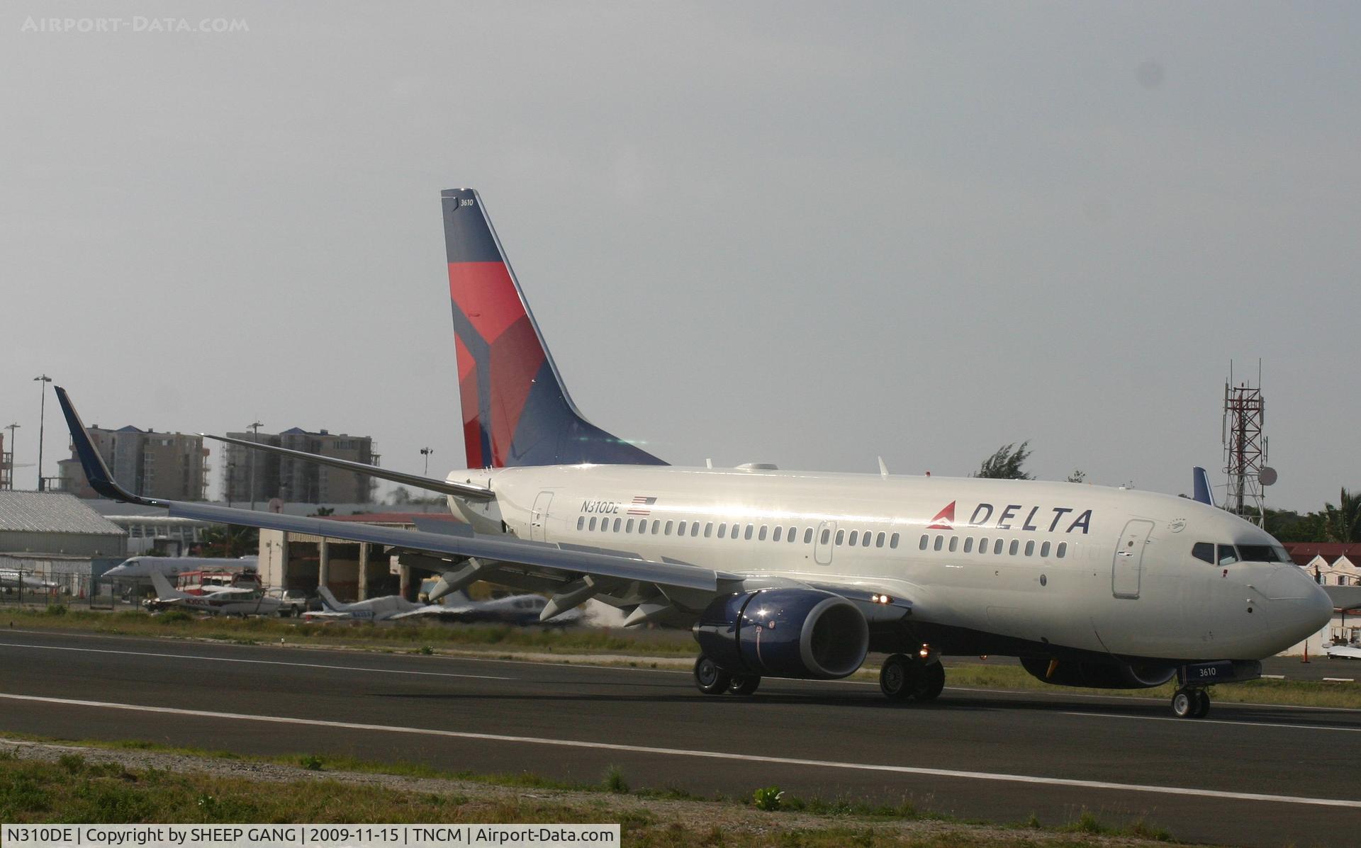 N310DE, Boeing 737-732 C/N 29665, delta just landed with full stopping power in use