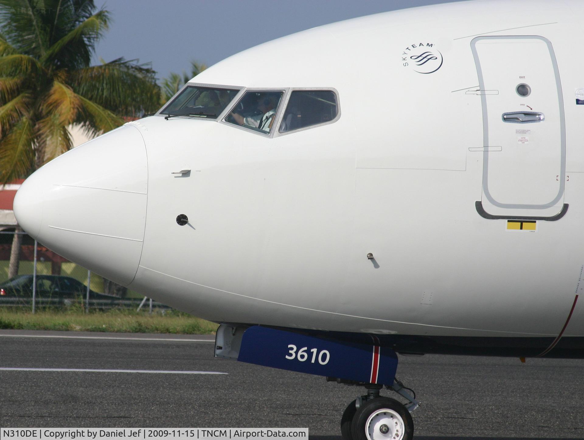 N310DE, Boeing 737-732 C/N 29665, a close up of the forward section