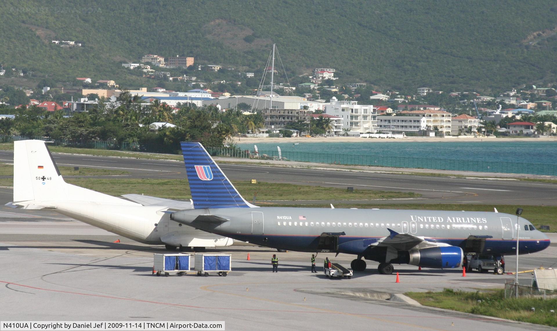 N410UA, 1994 Airbus A320-232 C/N 463, united airlines being service on the tarmac