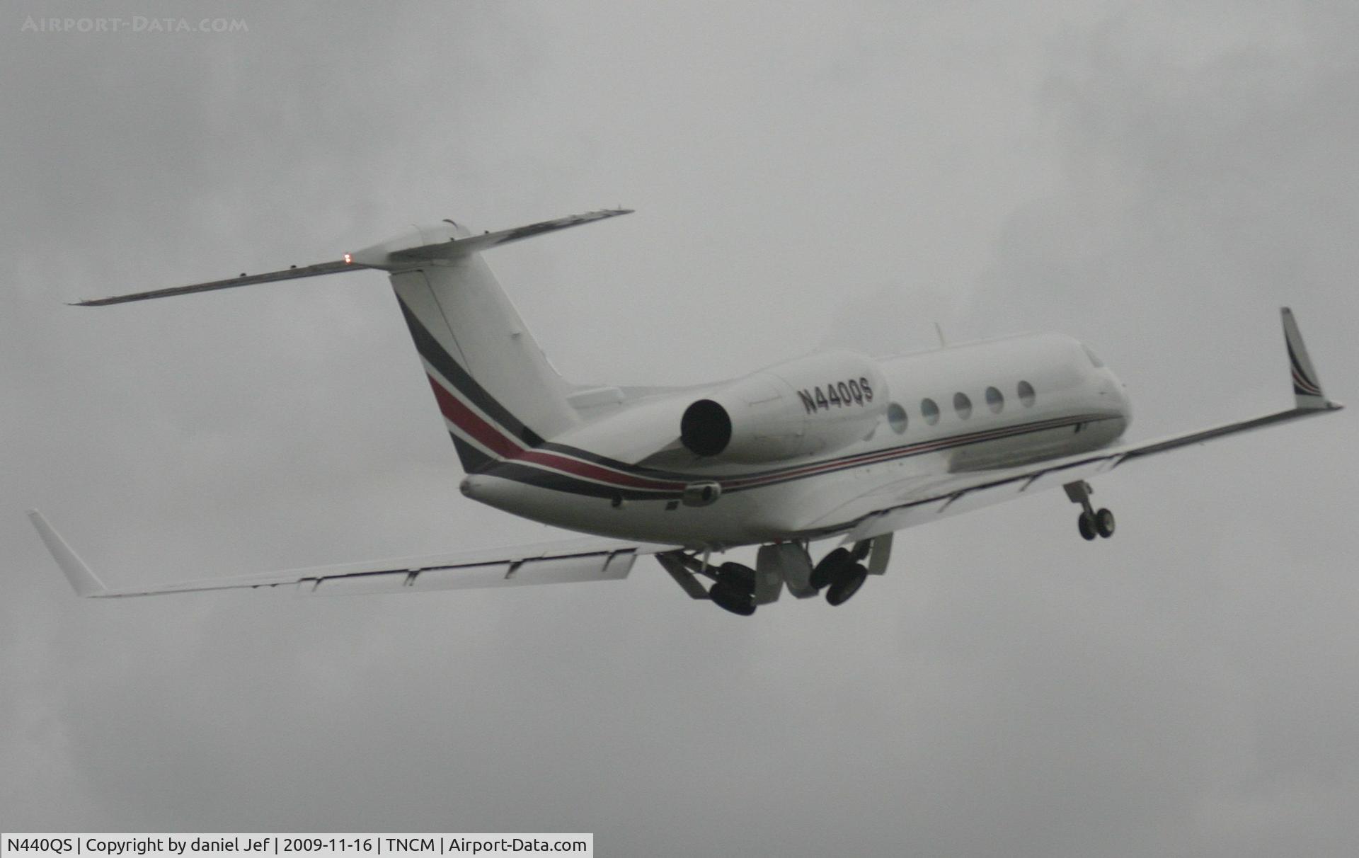 N440QS, 2005 Gulfstream Aerospace GIV-X (G450) C/N 4025, N440qs rotating out of TNCM