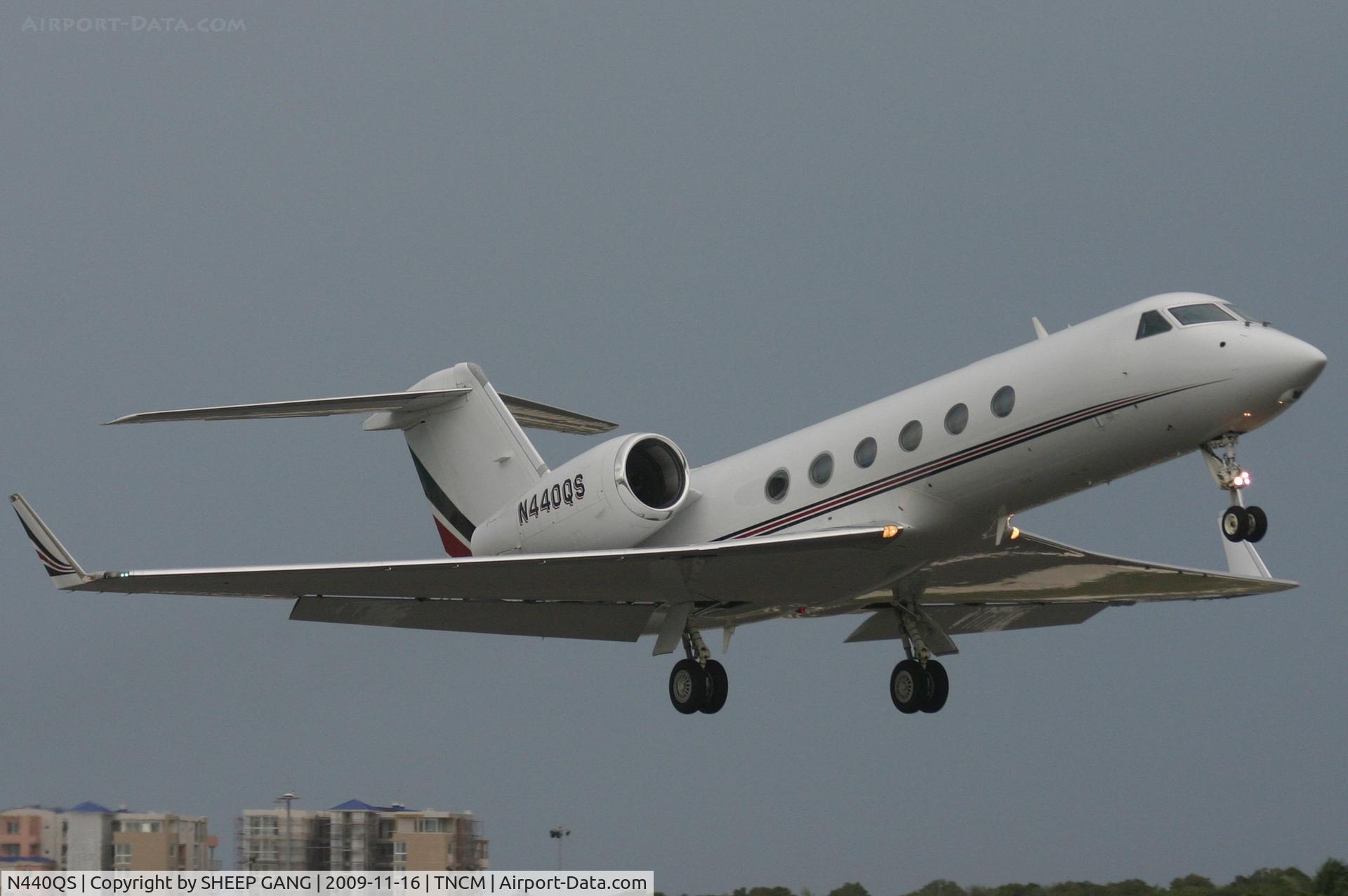 N440QS, 2005 Gulfstream Aerospace GIV-X (G450) C/N 4025, taking off from TNCM