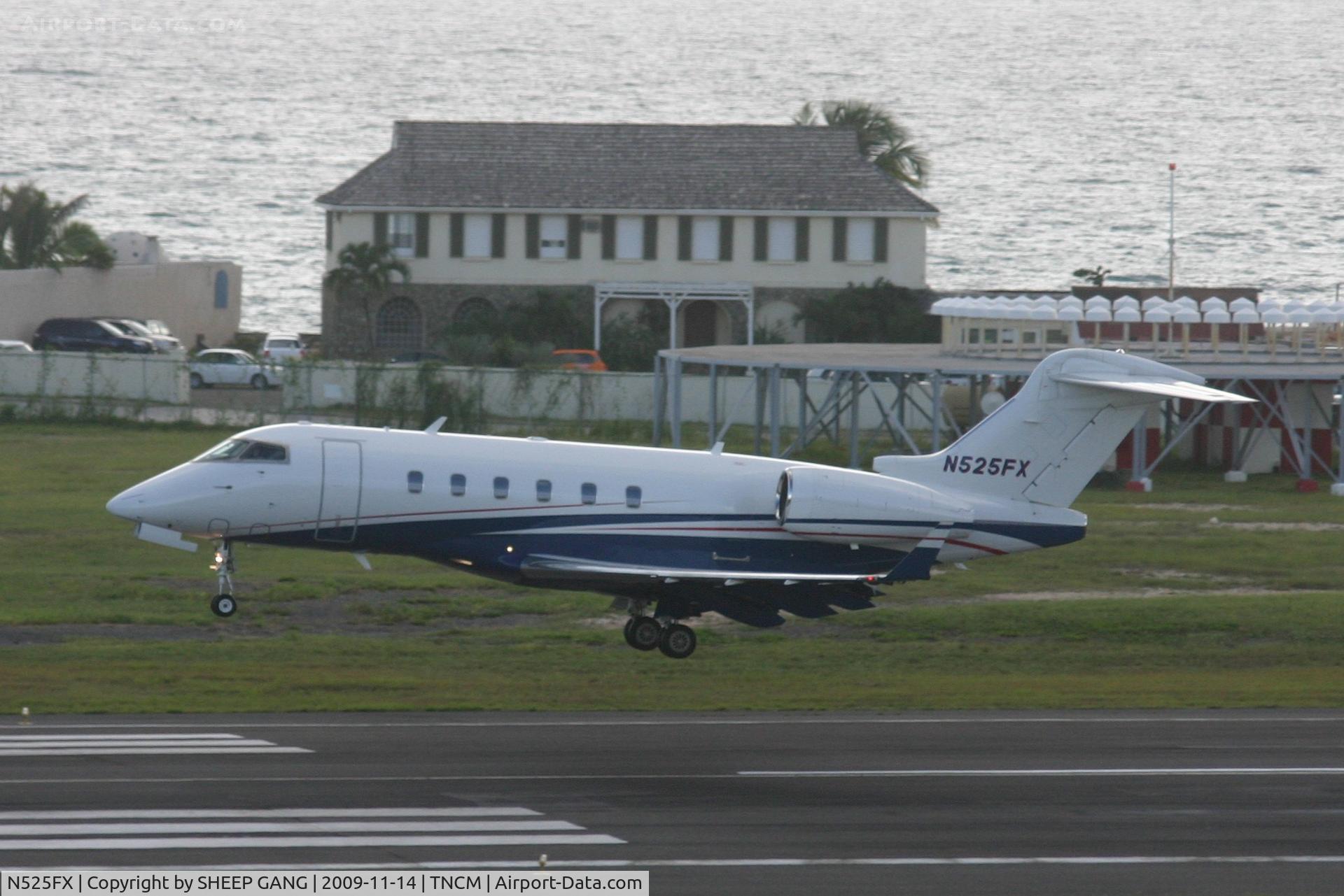 N525FX, 2006 Bombardier Challenger 300 (BD-100-1A10) C/N 20112, gliding over the tresh hold on to runway 10 tncm
