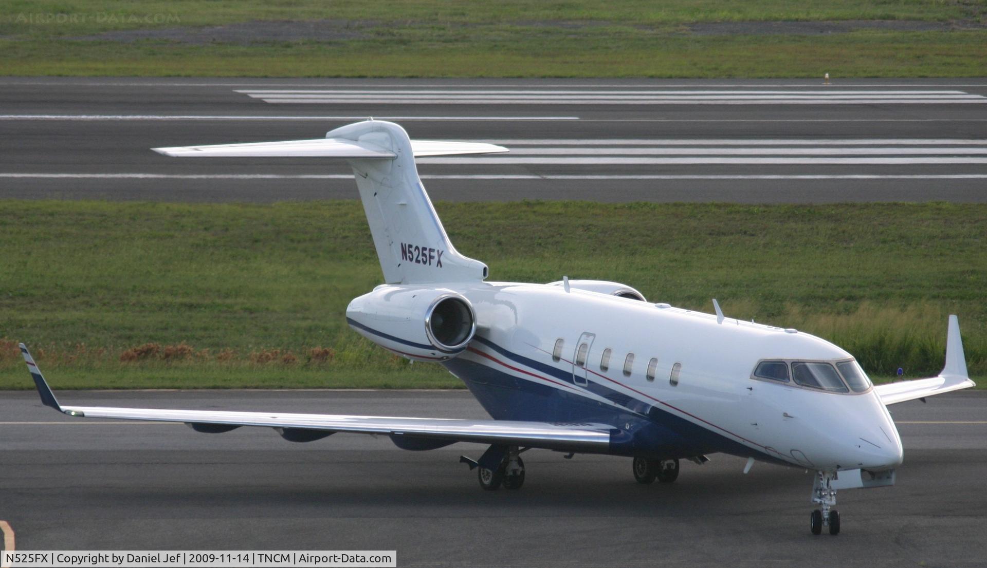 N525FX, 2006 Bombardier Challenger 300 (BD-100-1A10) C/N 20112, taxing to parking