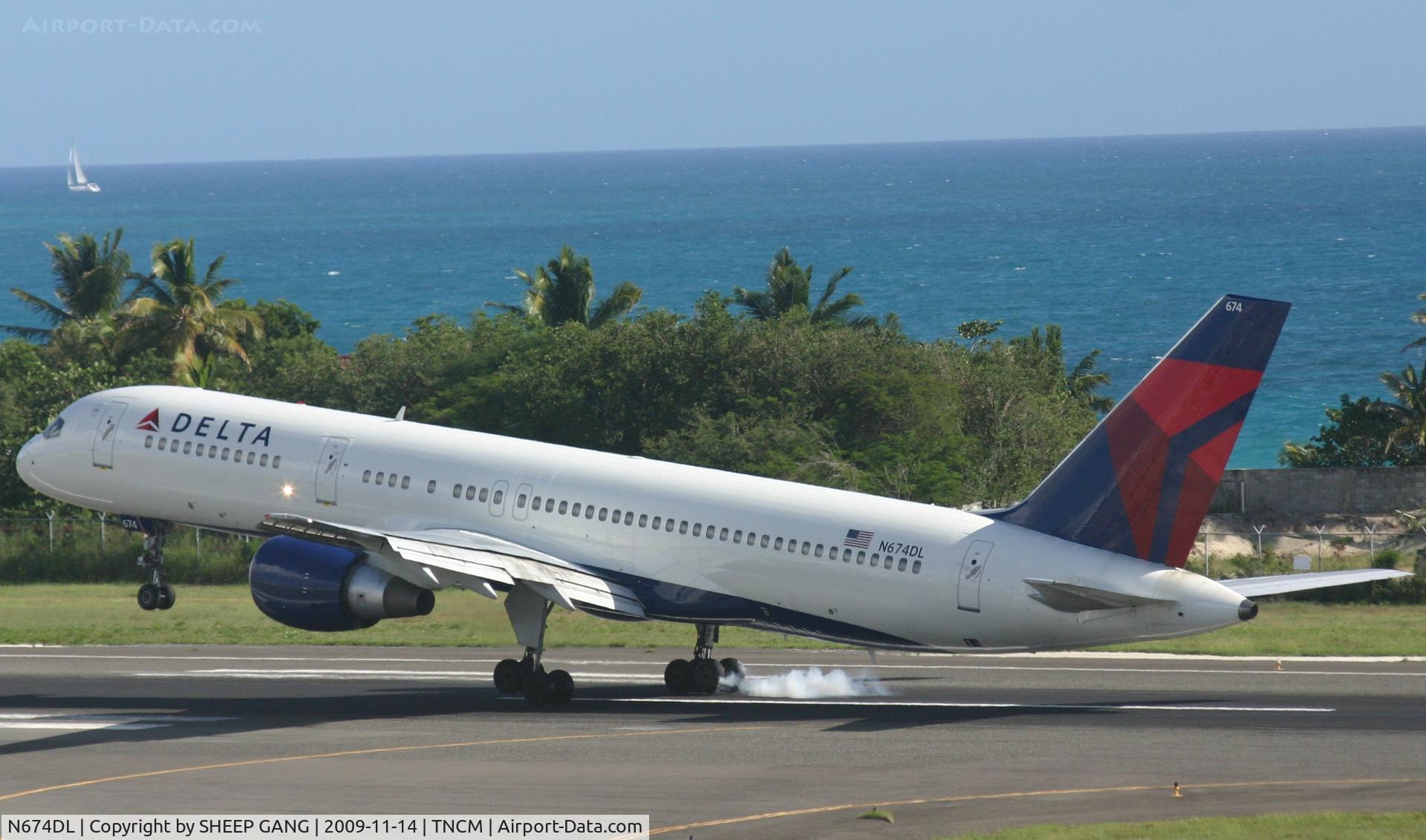 N674DL, 1992 Boeing 757-232 C/N 25979, Landing at tncm