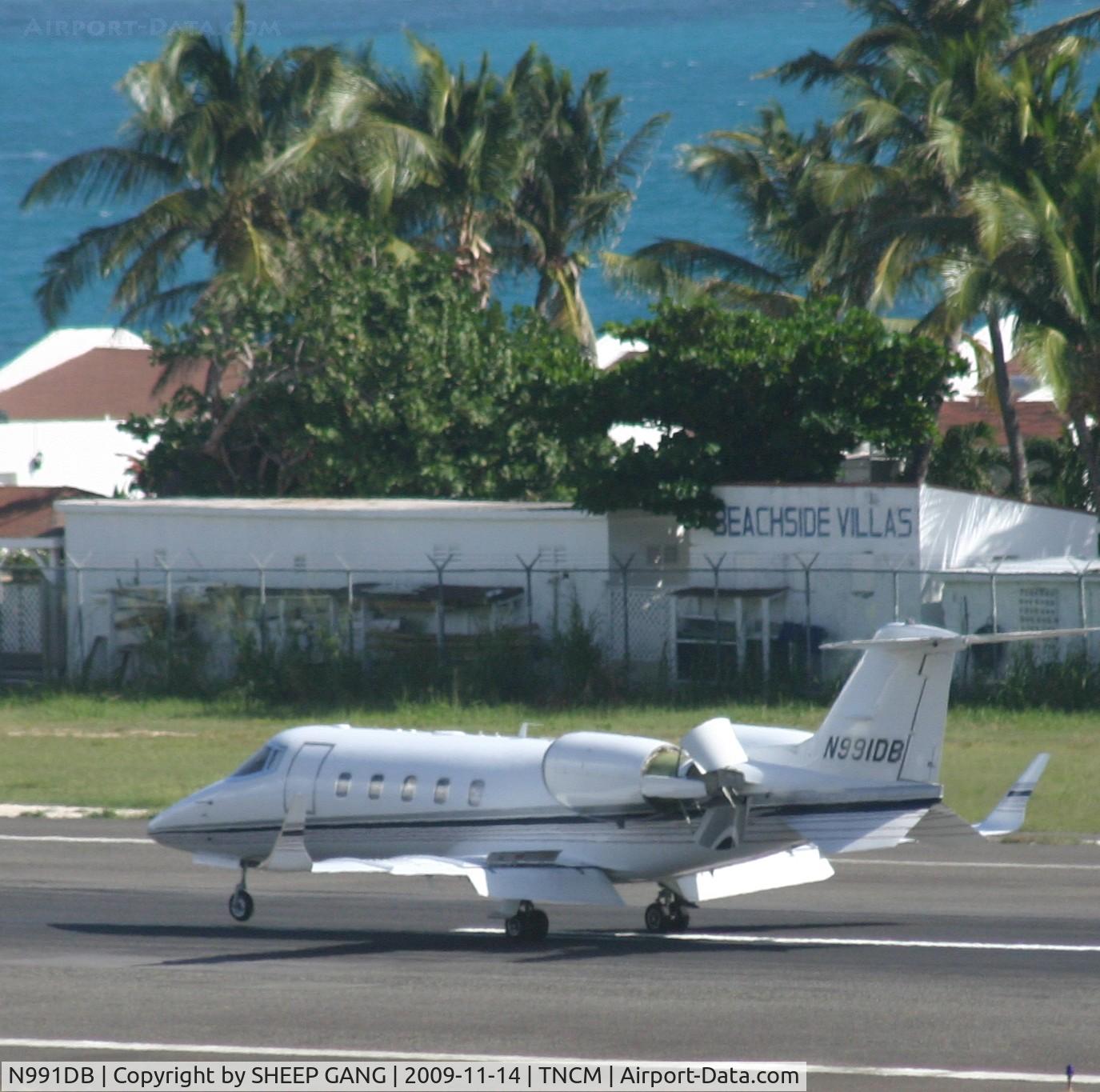 N991DB, 2000 Learjet 60 C/N 177, N991db coming to a full stop on the runway