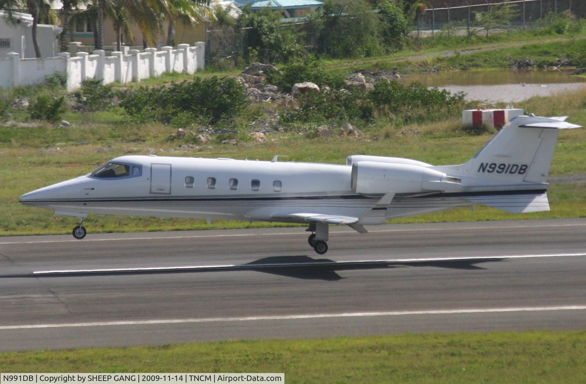 N991DB, 2000 Learjet 60 C/N 177, in the glid slope over the tresh hold