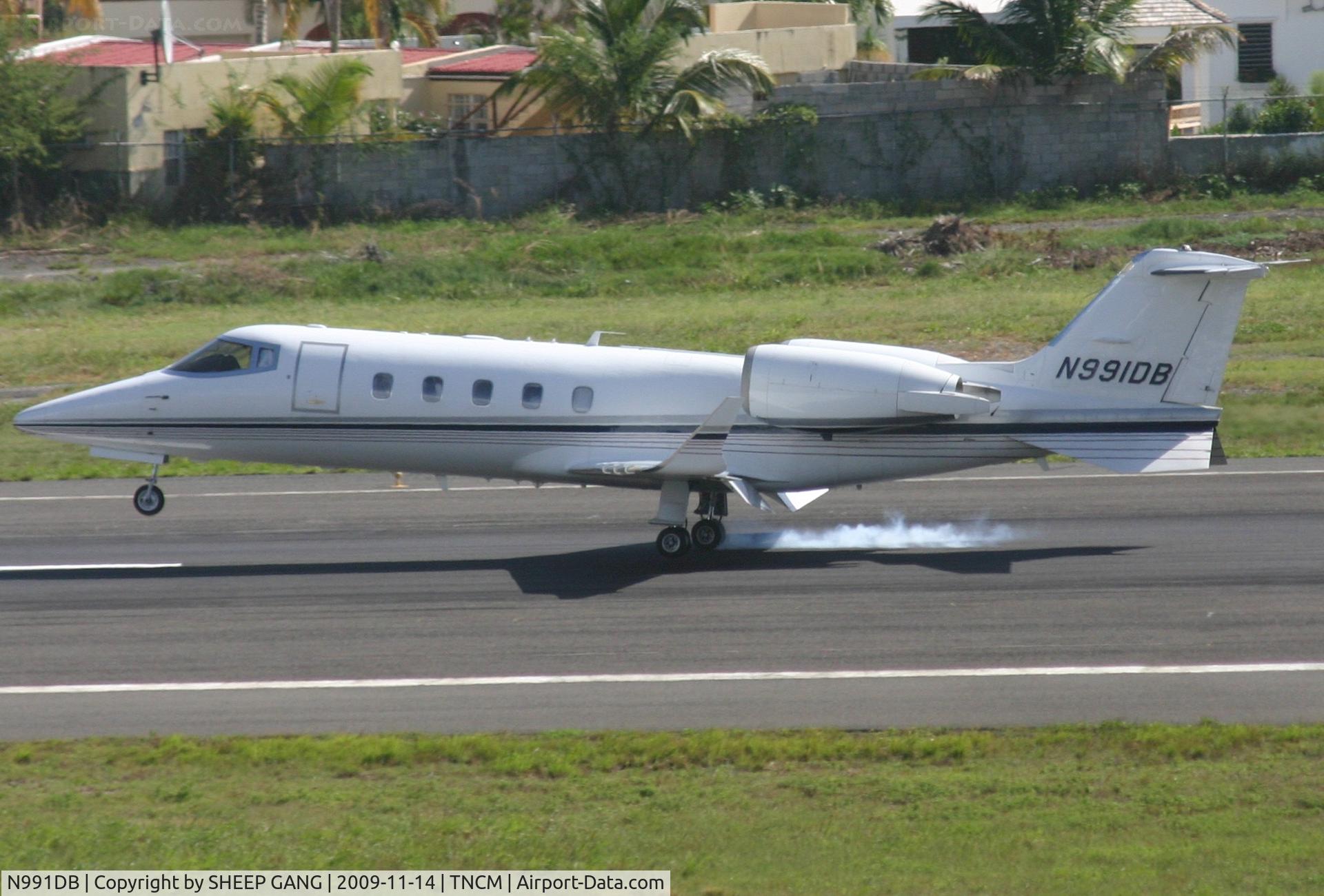 N991DB, 2000 Learjet 60 C/N 177, landing at tncm