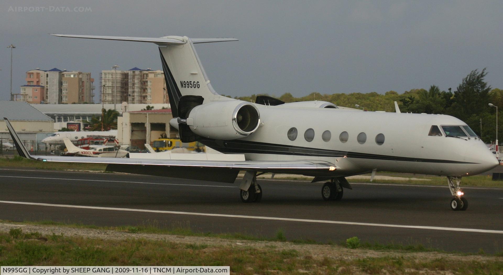 N995GG, 1988 Gulfstream Aerospace G-IV C/N 1074, N995gg coming to a full stop on the runway