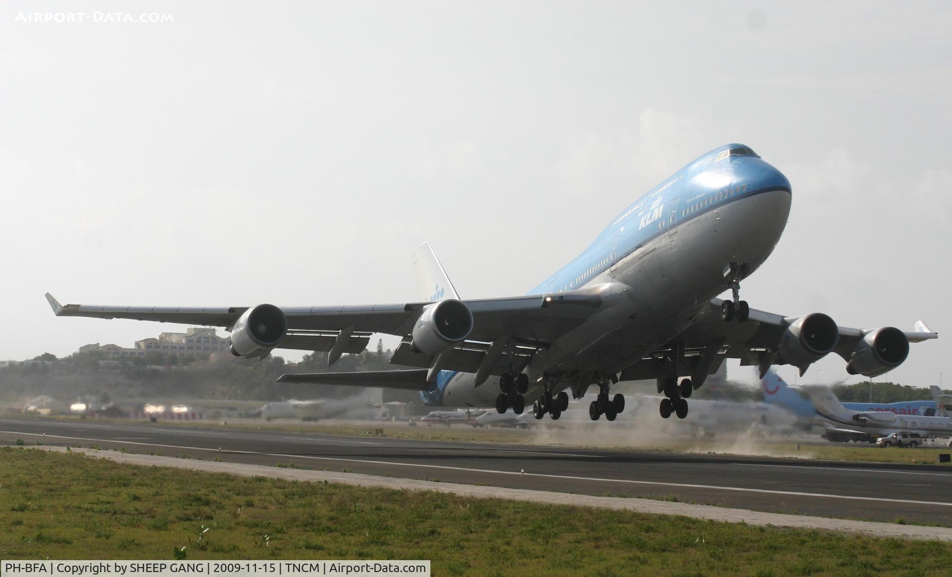 PH-BFA, 1989 Boeing 747-406 C/N 23999, KLM taking off at tnm