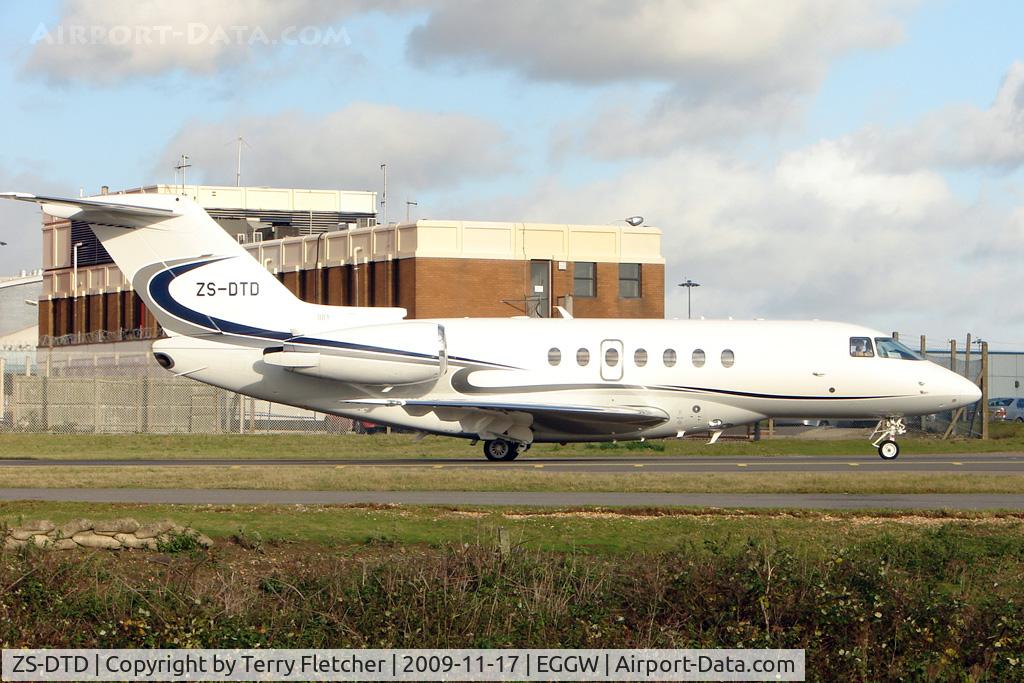 ZS-DTD, 2008 Hawker Beechcraft 4000 C/N RC-12, South African Hawker 4000 leaving Luton bound for Lagos