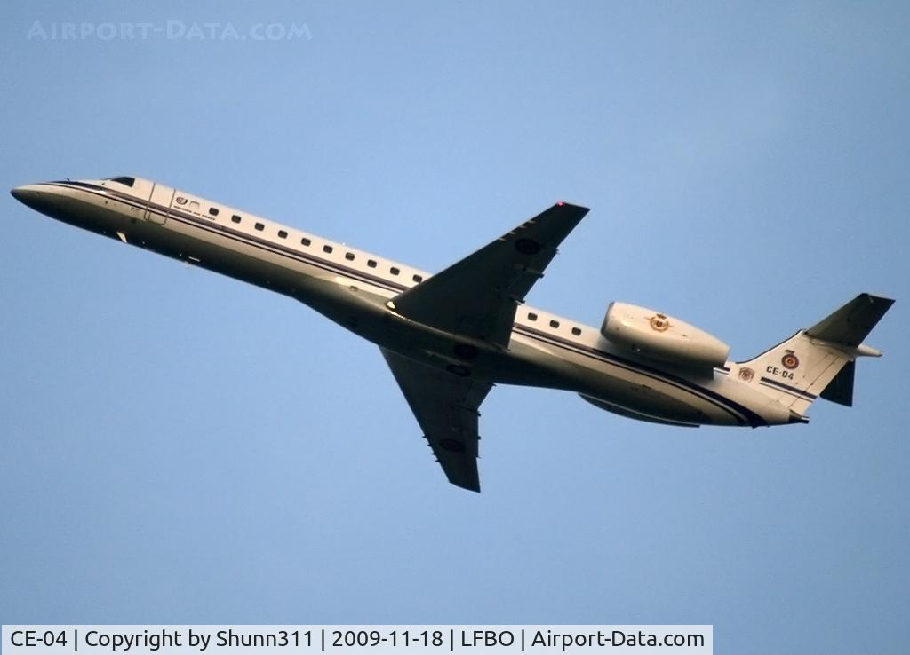 CE-04, 2001 Embraer ERJ-145LR (EMB-145LR) C/N 145548, Take off rwy 32R