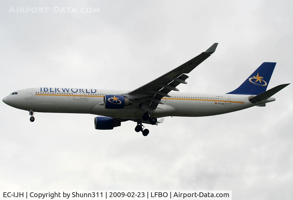 EC-IJH, 1995 Airbus A330-322 C/N 072, Landing rwy 32L
